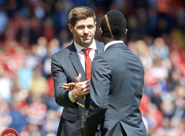 Élu meilleur joueur de Liverpool de la saison: Sadio Mané a présenté son trophée aux supporters à Anfield Élu meilleur joueur de Liverpool de la saison: Sadio Mané a présenté son trophée aux supporters à Anfield