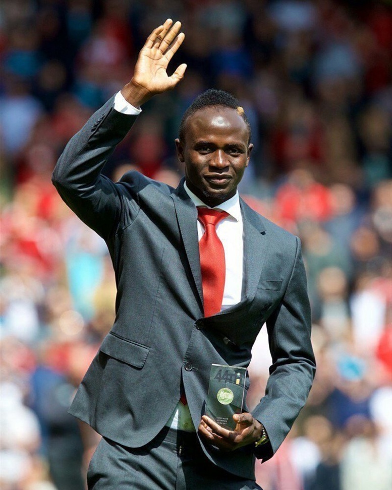 Élu meilleur joueur de Liverpool de la saison: Sadio Mané a présenté son trophée aux supporters à Anfield 