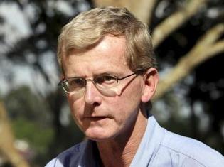 Le représentant du PAM en Afrique de l'Est, Peter Smerdon, a dénoncé le 5 janvier à Nairobi «les conditions et les exigences inacceptables des groupes armés» dans le sud de la Somalie. Le représentant du PAM en Afrique de l'Est, Peter Smerdon, a dénoncé le 5 janvier à Nairobi «les conditions et les exigences inacceptables des groupes armés» dans le sud de la Somalie.