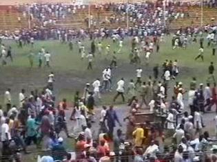 La foule s'échappe du stade à Conakry, le 28 septembre 2009. La foule s'échappe du stade à Conakry, le 28 septembre 2009.