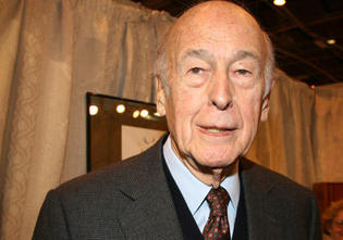 L’ex-Président français, Valerie Giscard D’Estaing fait un don de 40 millions à deux écoles de Joal L’ex-Président français, Valerie Giscard D’Estaing fait un don de 40 millions à deux écoles de Joal