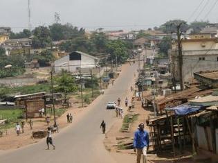Vue d'une des rues principales de Gagnoa (Côte d'Ivoire). Vue d'une des rues principales de Gagnoa (Côte d'Ivoire).