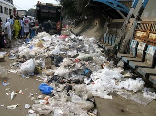 Reportage : les ordures à Dakar, les populations entre promesses des autorités et vie empoisonnée. Reportage : les ordures à Dakar, les populations entre promesses des autorités et vie empoisonnée.