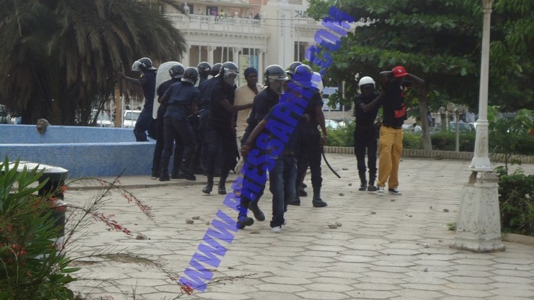 VIDEOS - Direct Place de l'Indépendance : Thiat embarqué comme du "gibier" par la police VIDEOS - Direct Place de l'Indépendance : Thiat embarqué comme du "gibier" par la police