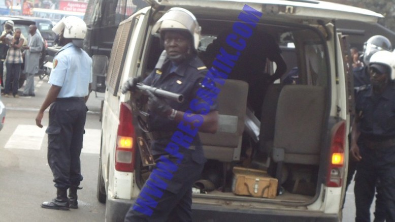 VIDEOS - Direct Place de l'Indépendance : Thiat embarqué comme du "gibier" par la police VIDEOS - Direct Place de l'Indépendance : Thiat embarqué comme du "gibier" par la police