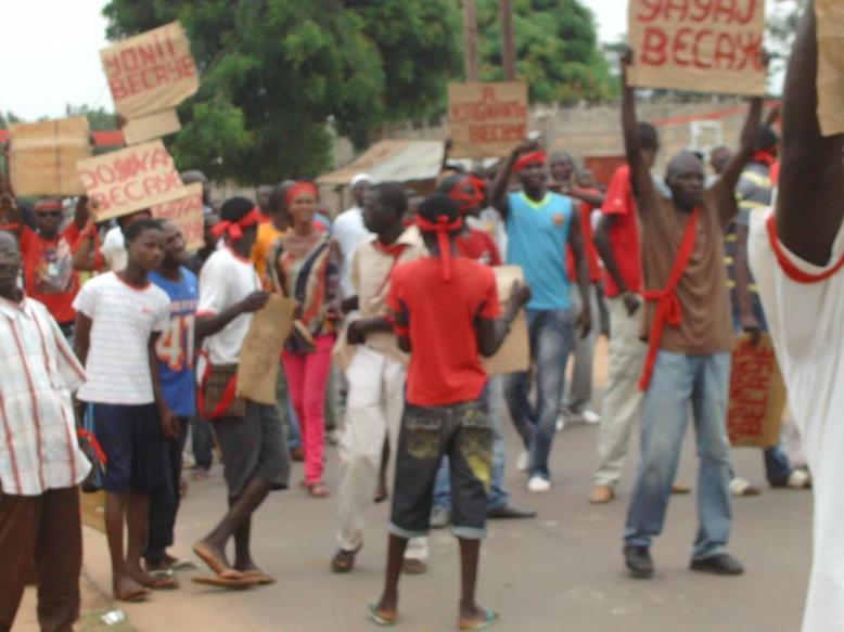 PHOTOS Tension à Kolda : Le domicile de Bécaye Diop échappe au saccage des jeunes qui réclament sa démission
