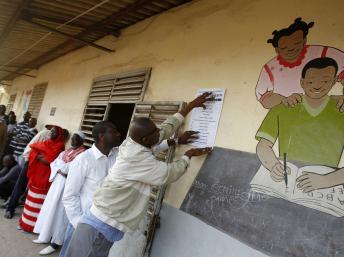 Electeurs attendant de voter devant un bureau de Dakar, le 26 février 2012. La participation sera aussi l'un des enjeux du deuxième tour. REUTERS/Youssef Boudlal