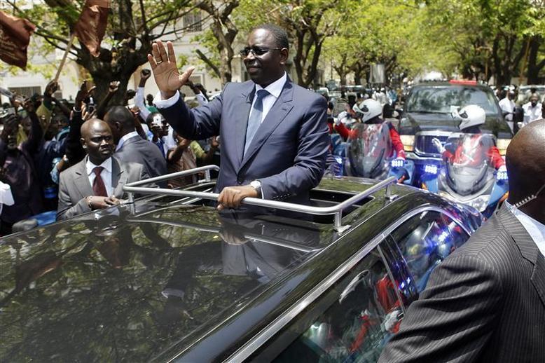 Disparition du véhicule présidentiel : Le chauffeur de Wade aurait donné lui-même la voiture au chauffeur de Macky Sall Disparition du véhicule présidentiel : Le chauffeur de Wade aurait donné lui-même la voiture au chauffeur de Macky Sall