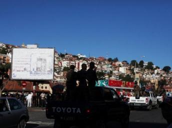 La police a violemment dispersé la manifestation non-autorisée à l'appel de Free FM, une radio de l'opposition, à Antananarivo, le 19 mai 2012.