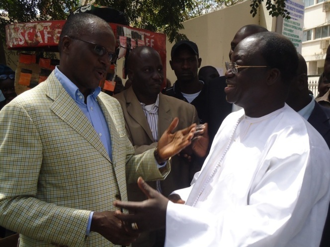 Polémique sur le perchoir: Tanor a-t-il fait la leçon à Niasse en cédant sa place à un jeune? Polémique sur le perchoir: Tanor a-t-il fait la leçon à Niasse en cédant sa place à un jeune?