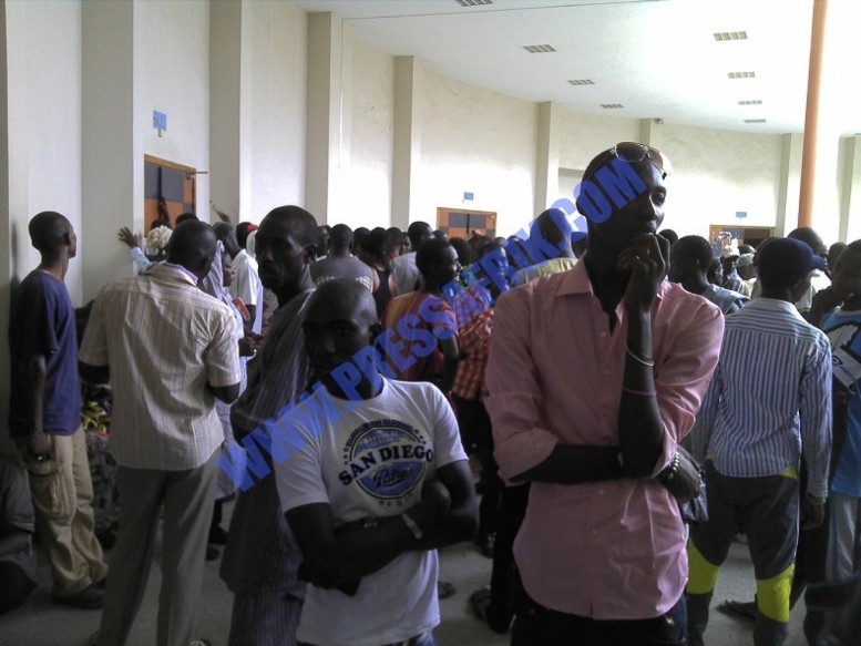 PHOTOS & VIDEOS Procès Cheikh Yérim Seck: Le tribunal pris d'assaut par proches et amis de l'accusé et de la victime PHOTOS & VIDEOS Procès Cheikh Yérim Seck: Le tribunal pris d'assaut par proches et amis de l'accusé et de la victime