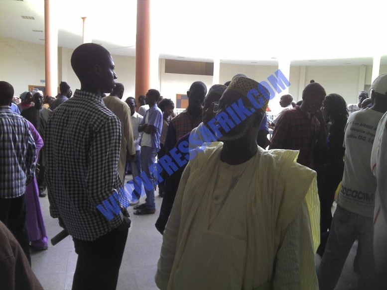 PHOTOS & VIDEOS Procès Cheikh Yérim Seck: Le tribunal pris d'assaut par proches et amis de l'accusé et de la victime PHOTOS & VIDEOS Procès Cheikh Yérim Seck: Le tribunal pris d'assaut par proches et amis de l'accusé et de la victime