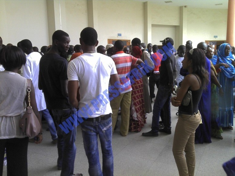 PHOTOS & VIDEOS Procès Cheikh Yérim Seck: Le tribunal pris d'assaut par proches et amis de l'accusé et de la victime PHOTOS & VIDEOS Procès Cheikh Yérim Seck: Le tribunal pris d'assaut par proches et amis de l'accusé et de la victime