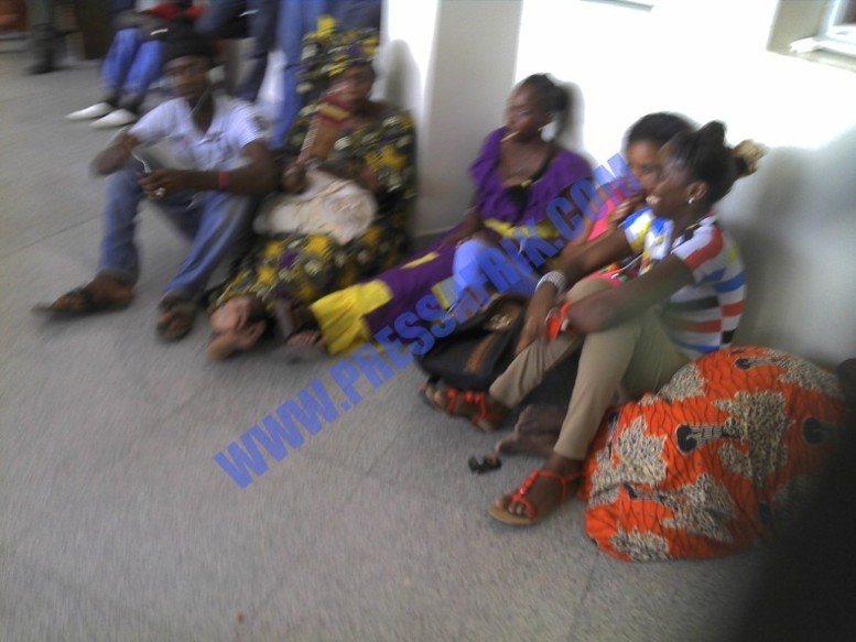 PHOTOS & VIDEOS Procès Cheikh Yérim Seck: Le tribunal pris d'assaut par proches et amis de l'accusé et de la victime PHOTOS & VIDEOS Procès Cheikh Yérim Seck: Le tribunal pris d'assaut par proches et amis de l'accusé et de la victime