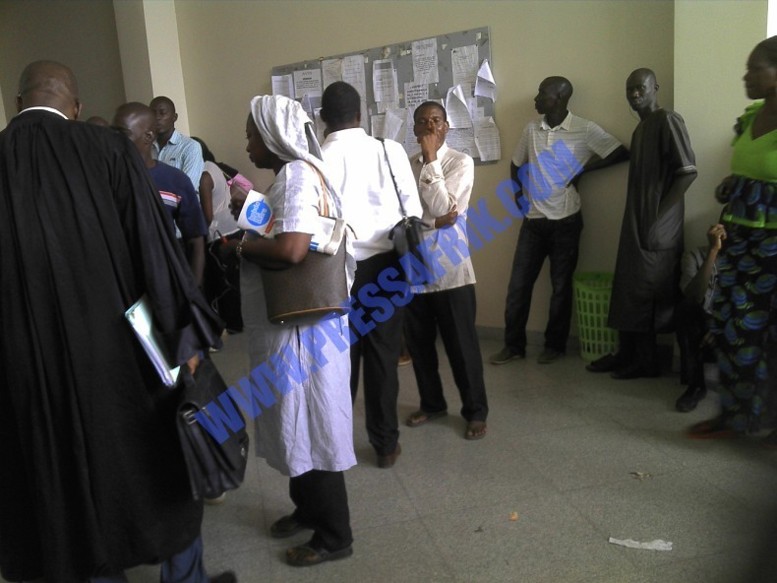PHOTOS & VIDEOS Procès Cheikh Yérim Seck: Le tribunal pris d'assaut par proches et amis de l'accusé et de la victime PHOTOS & VIDEOS Procès Cheikh Yérim Seck: Le tribunal pris d'assaut par proches et amis de l'accusé et de la victime