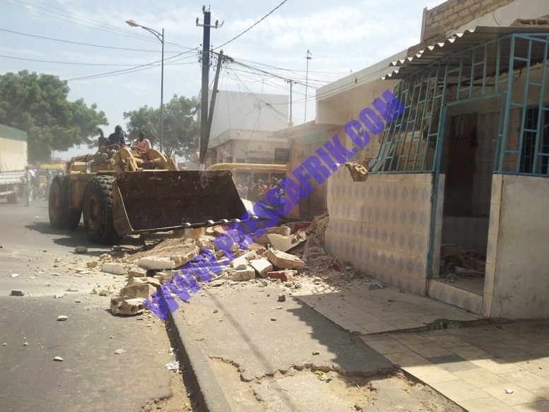 DIAPO Opération de déguerpissement : les bulldozers sèment désolation et tristesse à Castor-Dieuppeul DIAPO Opération de déguerpissement : les bulldozers sèment désolation et tristesse à Castor-Dieuppeul