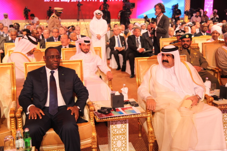 Le Président Macky Sall président assis à côté de l'émir du Qatar, Sheikh Hamad Bin Khalifa Al-Thani,