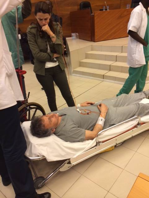 Photo: Bibo Bourgi couché sur un lit d’hôpital en plein procès