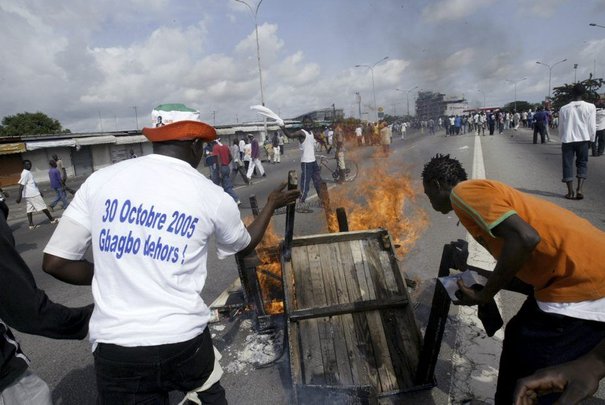 692175_protesters-burn-rubbish-during-a-rally-in-abidjan.jpg