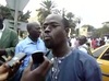 VIDEOS: Cheikh Bamba s'enchaine sur les grilles de l'Assemblée nationale pour dire non au projet de Wade