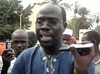 VIDEOS: Cheikh Bamba s'enchaine sur les grilles de l'Assemblée nationale pour dire non au projet de Wade