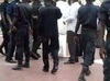 VIDEOS Bamba Dièye s'enchaine, députés et gorilles du PDS insultent et menacent ses proches et Barthélemy Dias devant la police