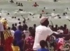 Vidéo : scène incroyable d’une pirogue de migrants échoue sur la plage de Saint-Louis