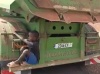 Scène surréaliste : un enfant accroché à l’arrière d’un camion sur plusieurs kilomètres  (Vidéo)