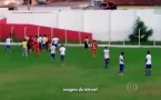 UN ARBITRE DEGAINE SON PISTOLET EN PLEIN MATCH