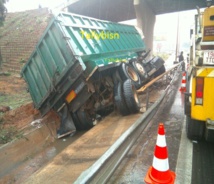 Un Camion s'est renversé sur l'autoroute à hauteur de Mariama Niass
