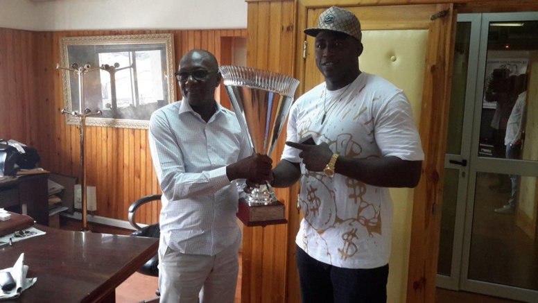 Après avoir battu Yékini, Lac 2 chez son maire, Ablaye Diop pour un retour triomphal à Sédhiou Après avoir battu Yékini, Lac 2 chez son maire, Ablaye Diop pour un retour triomphal à Sédhiou