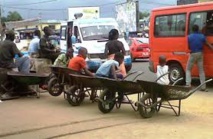 La brouette, un gagne-pain pour des adolescents de Yopougon à Abidjan La brouette, un gagne-pain pour des adolescents de Yopougon à Abidjan