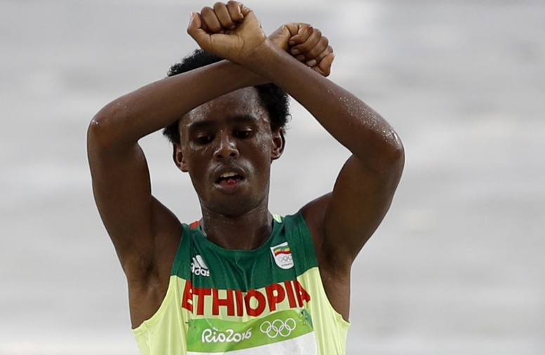 JO 2016 : le gourvernement éthiopien assure que Feyisa Lilesa n'a rien à craindre JO 2016 : le gourvernement éthiopien assure que Feyisa Lilesa n'a rien à craindre