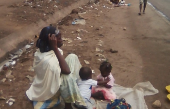 La mendicité à Abidjan, un phénomène culturel pour des mères de jumeaux