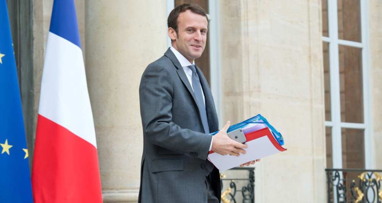 Macron quitte le gouvernement, Sapin reprend son ministère