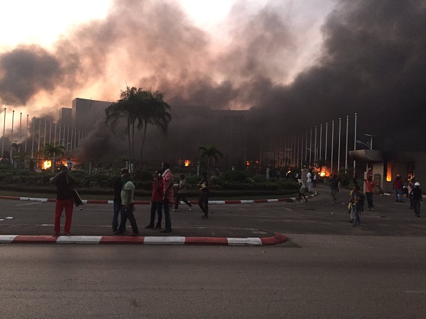 DIRECT Gabon: L'Assemblée nationale incendiée à Libreville par des manifestants