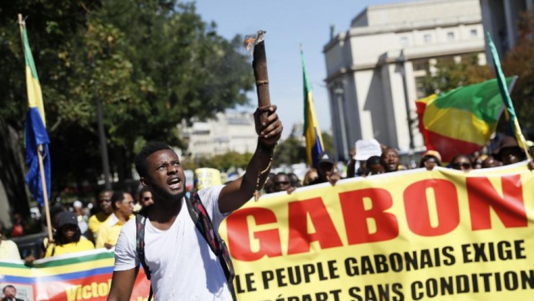 A Paris, des centaines de Gabonais réclament le départ d'Ali Bongo A Paris, des centaines de Gabonais réclament le départ d'Ali Bongo