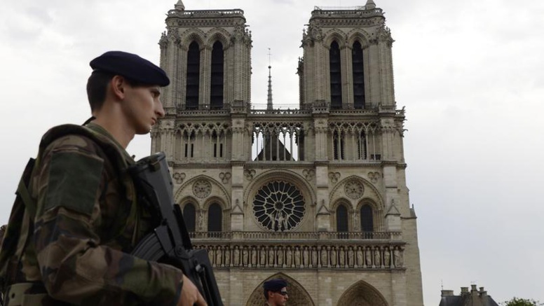 ​Une voiture contenant des bonbonnes de gaz découverte à Paris: plusieurs gardes à vue