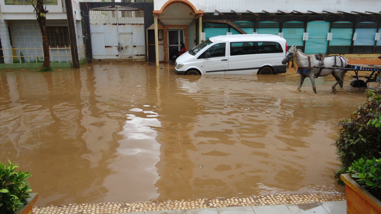 Inondations: La "citadelle" des Parcelles est tombée sous les eaux