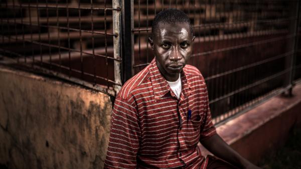Mamadou Saliou Diallo, à la sortie du stade où il a été presque piétiné à mort lors du massacre du 28 septembre. « J'étais dans les tribunes quand ils ont commencé à tirer. Médecins sans frontières m'a emmené à la morgue, pensant que j'étais mort. » FIDH/Tommy Trenchard