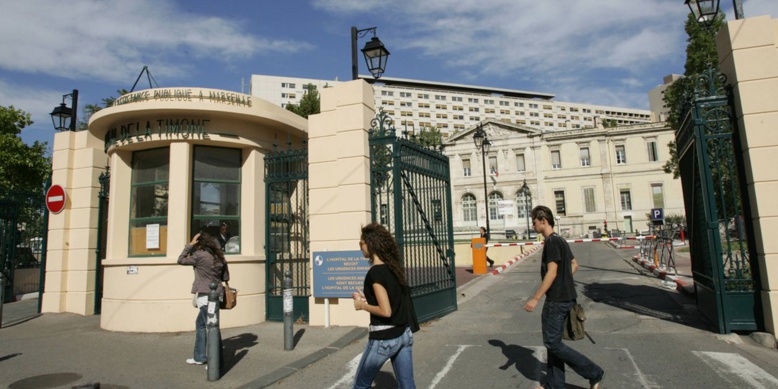 La fillette niçoise que les médecins voulaient débrancher s’est réveillée, selon son père