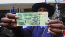 Zimbabwé: la nouvelle monnaie accueillie avec défiance