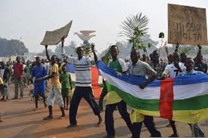 Gambie : Scènes de liesse populaire dans les villes de Banjul après la chute de Yahya Jammeh