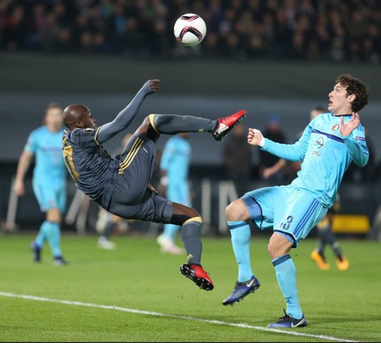 Vidéo : Admirez encore ce magnifique retourné de Moussa Sow en Europa League aujourd'hui