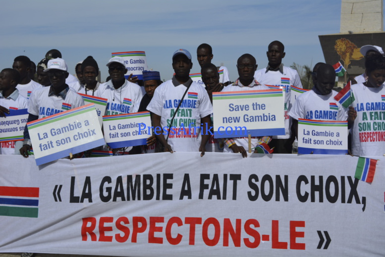 Sit-in à la place de l’Obélisque: la Société civile et la diaspora gambienne demandent à Jammeh de quitter le pouvoir Sit-in à la place de l’Obélisque: la Société civile et la diaspora gambienne demandent à Jammeh de quitter le pouvoir
