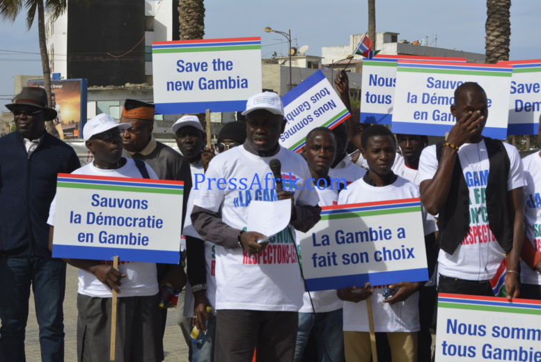 Sit-in à la place de l’Obélisque: la Société civile et la diaspora gambienne demandent à Jammeh de quitter le pouvoir Sit-in à la place de l’Obélisque: la Société civile et la diaspora gambienne demandent à Jammeh de quitter le pouvoir