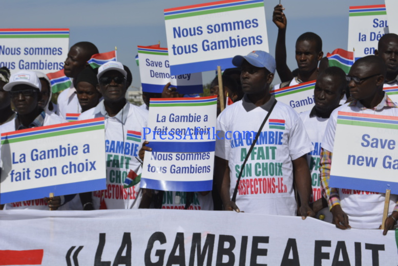 Sit-in à la place de l’Obélisque: la Société civile et la diaspora gambienne demandent à Jammeh de quitter le pouvoir Sit-in à la place de l’Obélisque: la Société civile et la diaspora gambienne demandent à Jammeh de quitter le pouvoir