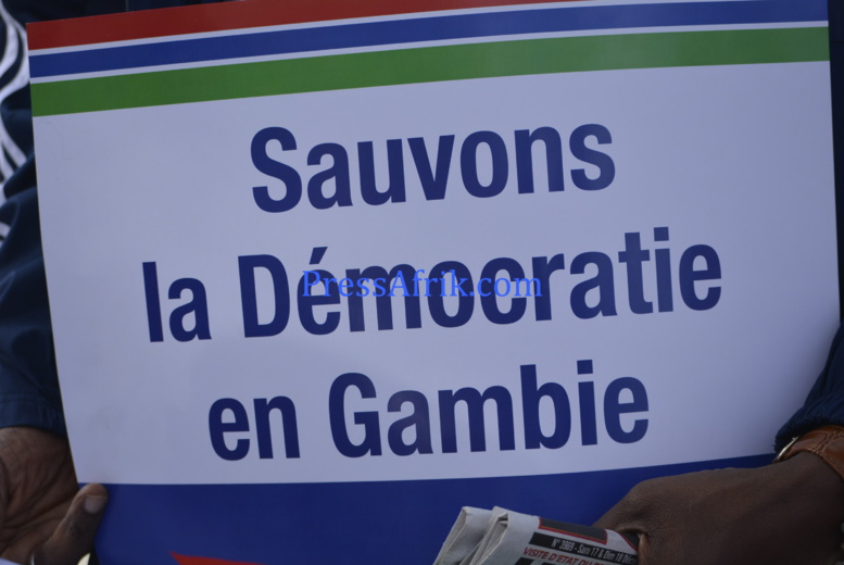 Sit-in à la place de l’Obélisque: la Société civile et la diaspora gambienne demandent à Jammeh de quitter le pouvoir Sit-in à la place de l’Obélisque: la Société civile et la diaspora gambienne demandent à Jammeh de quitter le pouvoir