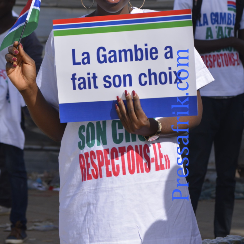 Sit-in à la place de l’Obélisque: la Société civile et la diaspora gambienne demandent à Jammeh de quitter le pouvoir Sit-in à la place de l’Obélisque: la Société civile et la diaspora gambienne demandent à Jammeh de quitter le pouvoir