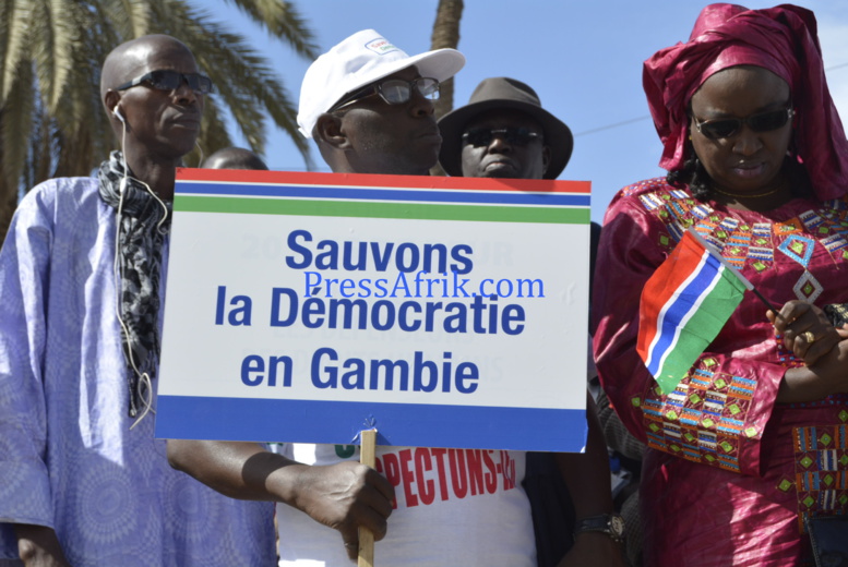 Sit-in à la place de l’Obélisque: la Société civile et la diaspora gambienne demandent à Jammeh de quitter le pouvoir Sit-in à la place de l’Obélisque: la Société civile et la diaspora gambienne demandent à Jammeh de quitter le pouvoir
